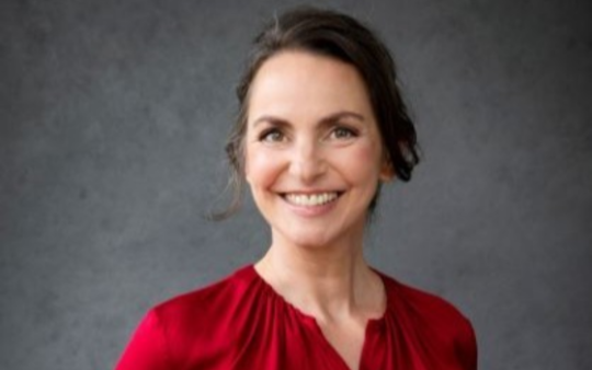 Carmen Nitzer, expert in lichaamstaal en invloed, spreker bij Summer School 2026